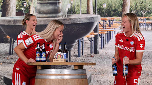 Spielerinnen des FC Bayern lachen mit Paulaner Bier in der Hand