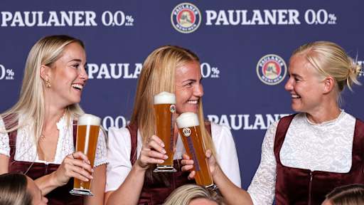 Spielerinnen des FC Bayern stoßen mit Paulaner Bier an