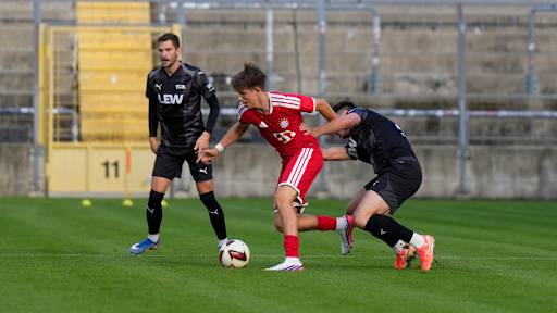 Matouš Srb im Duell mit einem Gegenspieler des FC Memmingen.