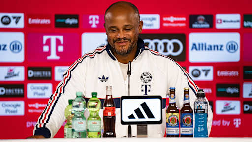 Vincent Kompany lächelt im Pressetalk des FC Bayern vor dem Bundesliga-Auftakt gegen den VfB Stuttgart