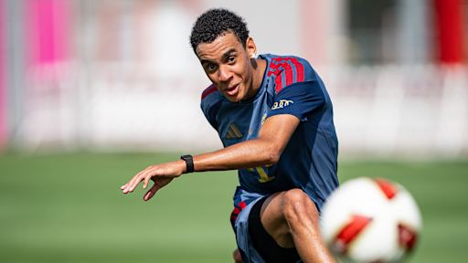 Jamal Musiala schießt einen Ball im Training des FC Bayern