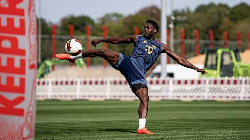 Alphonso Davies springt nach einem Ball im Training des FC Bayern