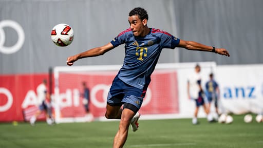 Jamal Musiala schießt einen Ball im Training des FC Bayern
