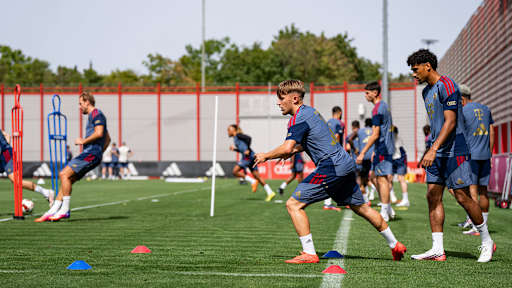 Lennart Karl rennt im Training des FC Bayern