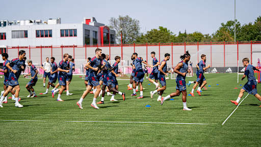 Spieler des FC Bayern laufen sich im Training warm