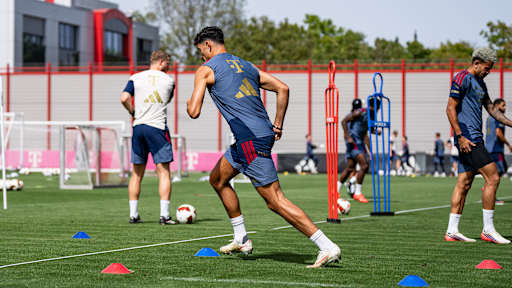 Aleksandar Pavlovic rennt im Training des FC Bayern