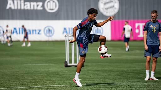 Nathaniel Brown stoppt einen Ball im Training des FC Bayern