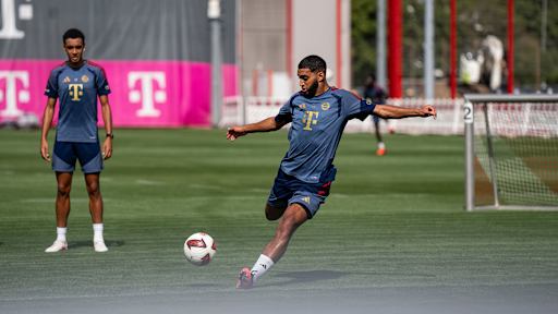 Ismael Saibari schießt einen Ball im Training des FC Bayern