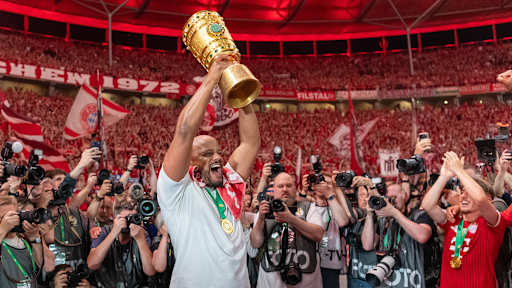 Vincent Kompany jubelt nach dem Triumph des FC Bayern im DFB-Pokal-Finale gegen den VfB Stuttgart.