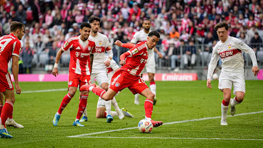 Jamal Musiala mit Ball am Fuß während des Bundesliga-Heimspiels des FC Bayern gegen den VfB Stuttgart