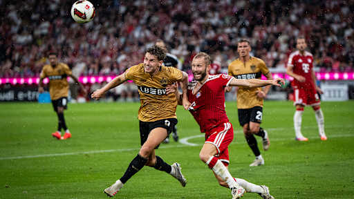 Konrad Laimer im Kampf um den Ball im Bundesliga-Eröffnungsspiel des FC Bayern gegen den VfB Stuttgart