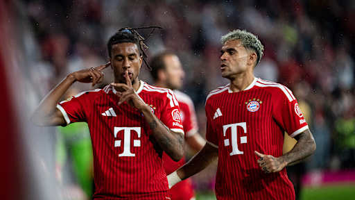 Michael Olise jubelt nach dme 2:1 Bundesliga-Eröffnungsspiel FC Bayern gegen Stuttgart