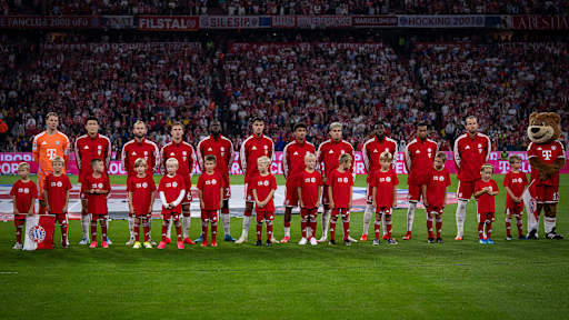 Startaufstellung des FC Bayern im Bundesliga-Eröffnungsspiel gegen den VfB Stuttgart