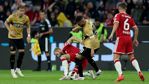 Konrad Laimer im Kampf um den Ball mit Deniz Undav im Bundesliga-Eröffnungsspiel des FC Bayern gegen den VfB Stuttgart