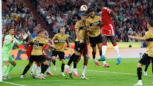 Dayot Upamecano köpft den Ball zum 1:0 ins lange Eck im Bundesliga-Eröffnungsspiel des FC Bayern gegen den VfB Stuttgart