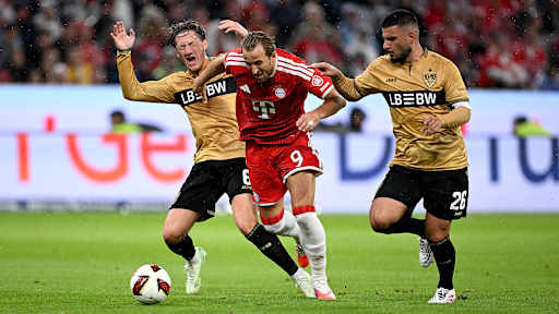 Harry Kane im Zweikampf mit Angelo Stiller im Bundesliga-Eröffnungsspiel des FC Bayern gegen den VfB Stuttgart