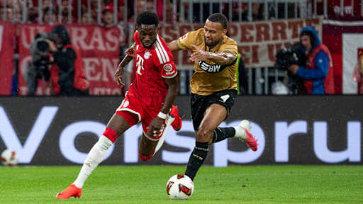 Alphonso Davies am Ball vor Vagnoman im Bundesliga-Eröffnungsspiel des FC Bayern gegen den VfB Stuttgart