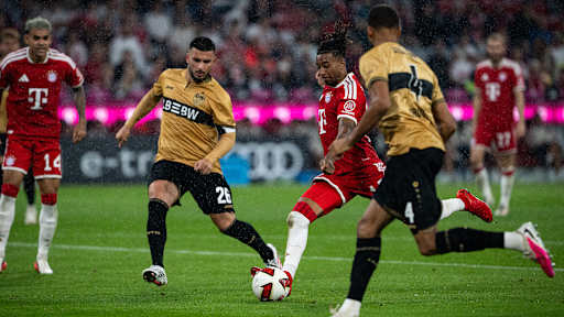 Michael Olise beim Torschuss im Bundesliga-Eröffnungsspiel des FC Bayern gegen den VfB Stuttgart