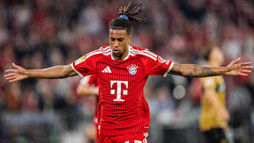 Michael Olise jubelt mit ausgestreckten Armen nach dem Tor zum 2:1 im Bundesliga-Eröffnungsspiel des FC Bayern gegen den VfB Stuttgart