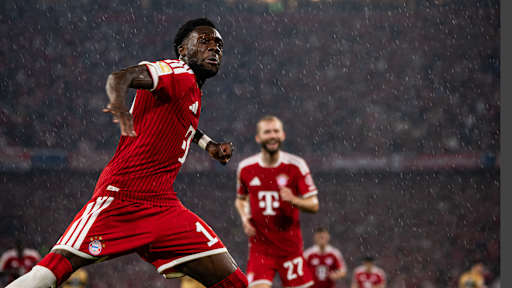 Alphonso Davies jubelt nach dem 3:1 im Bundesliga-Eröffnungsspiel des FC Bayern gegen den VfB Stuttgart