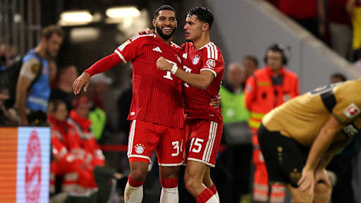 Aleks Pavlovic jubelt mit Vorlagengeber Ismael Saibari nach dem 4:1 im Bundesliga-Eröffnungsspiel des FC Bayern gegen den VfB Stuttgart