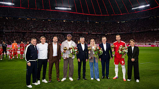 Ehrung der Fußballer und Trainer des Jahres des FC Bayern vor Anpfiff des Eröffnungsspiels der Bundesliga gegen Stuttgart