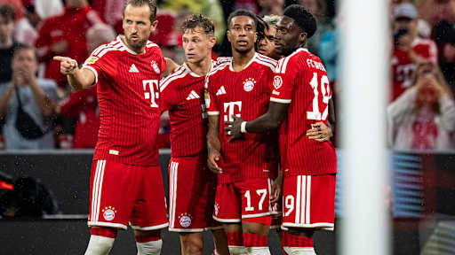 Die Teamkollegen beglückwünschen Michael Olise nach dem Tor zum 2:1 im Bundesliga-Eröffnungsspiel des FC Bayern gegen den VfB Stuttgart