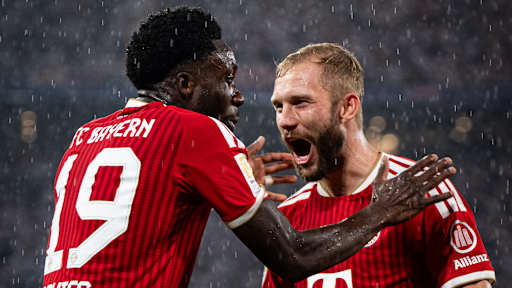 Konrad Laimer jubelt mit Alphonso Davies nach dem 3:1 im Bundesliga-Eröffnungsspiel des FC Bayern gegen den VfB Stuttgart