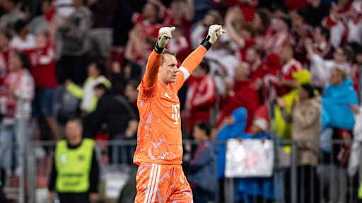 Manuel Neuer jubelt beim 5:1-Sieg des FC Bayern im Bundesliga-Eröffnungsspiel gegen den VfB Stuttgart