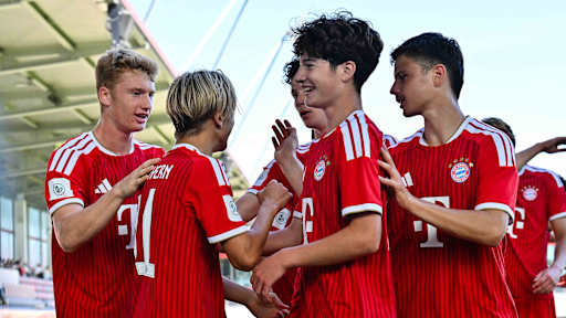 Die FC Bayern U17 jubelt.