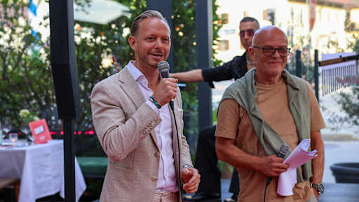 Rouven Kasper hält eine Rede