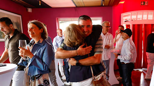 Roy Makaay umarmt eine Frau