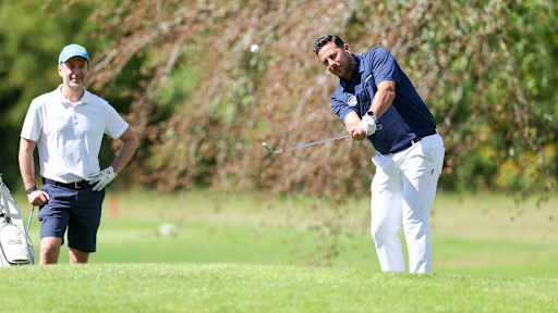 Claudio Pizarro bei einem Golfabschlag