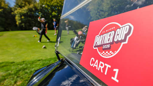 Ein Golfcart mit Partner Cup Logo