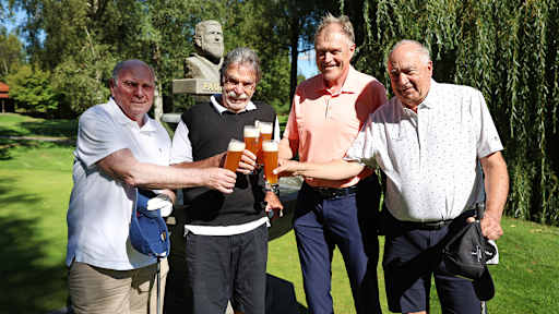 Uli Hoeneß und weitere Männer stoßen mit Paulaner Bier an