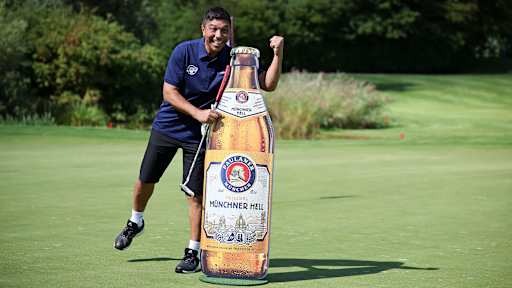 Giovane Elber mit einem Aufsteller einer Paulaner Bierflasche