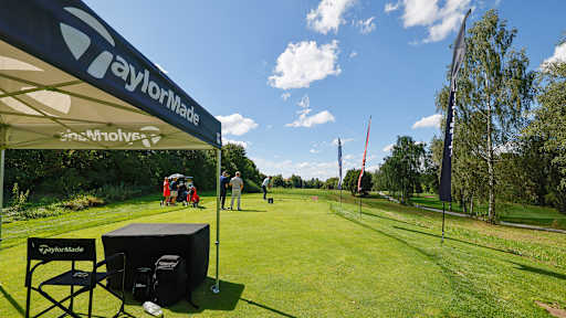 Ein Pavillon auf einem Golfplatz