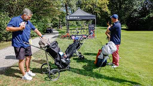 Michael Tarnat mit seinem Golfbag
