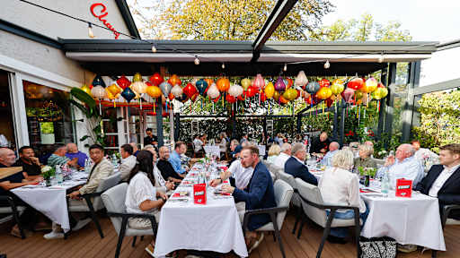Gäste sitzen im Chang Grünwald an Tischen