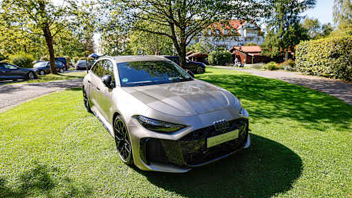 Ein Audi auf einer Wiese