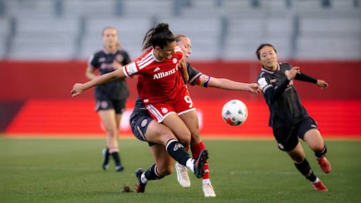 Jovana Damnjanović  im Duell gegen Mainz am Ball.