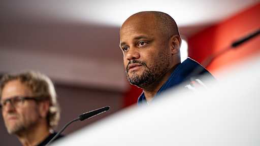Vincent Kompany auf der Pressekonferenz des FC Bayern vor dem Pokalspiel in Osnabrück.