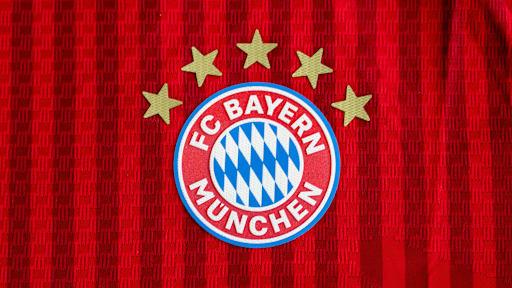 Logo des FC Bayern mit fünf Sternen auf dem roten Heimtrikot des FCB der Saison 2026/27