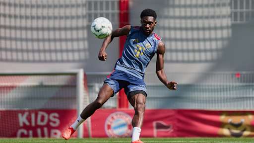 Alphonso Davies spielt einen Pass im Abschlusstraining des FC Bayern vor dem Pokalauftakt in Osnabrück