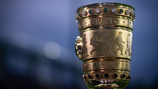 Der DFB-Pokal steht auf dem Rasen vor dem Erstrundenspiel des FC Bayern im DFB-Pokal beim VfL Osnabrück