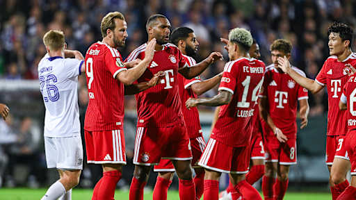 Bayern-Spieler jubeln gemeinsam nach dem 1:1 im Erstrundenspiel des FC Bayern im DFB-Pokal beim VfL Osnabrück