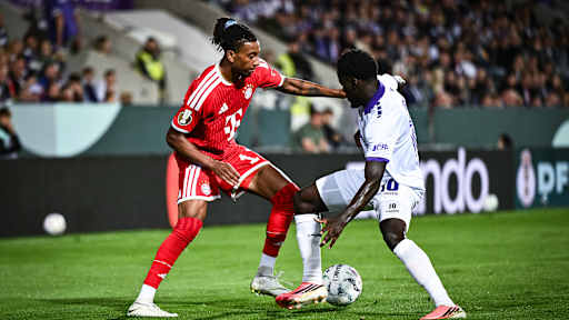 Michael Olise im Dribbling im Erstrundenspiel des FC Bayern im DFB-Pokal beim VfL Osnabrück
