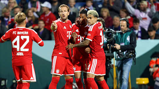 Harry Kane und Kollegen jubeln mit Michael Olise nach dem 3:1 im Erstrundenspiel des FC Bayern im DFB-Pokal beim VfL Osnabrück