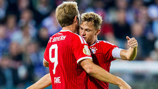 Joshua Kimmich gratuliert Harry Kane nach dem 1:1 im Erstrundenspiel des FC Bayern im DFB-Pokal beim VfL Osnabrück
