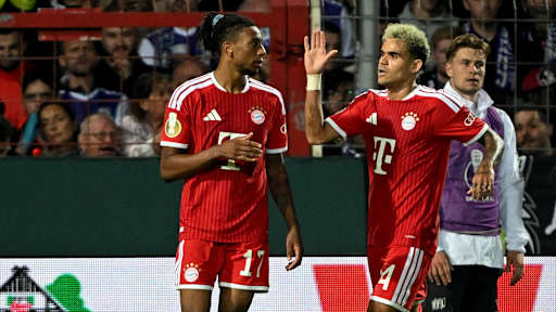 Luis Diaz klatscht ein mit Michael Olise nah dem 3:1 im Erstrundenspiel des FC Bayern beim VfL Osnabrück im DFB-Pokal